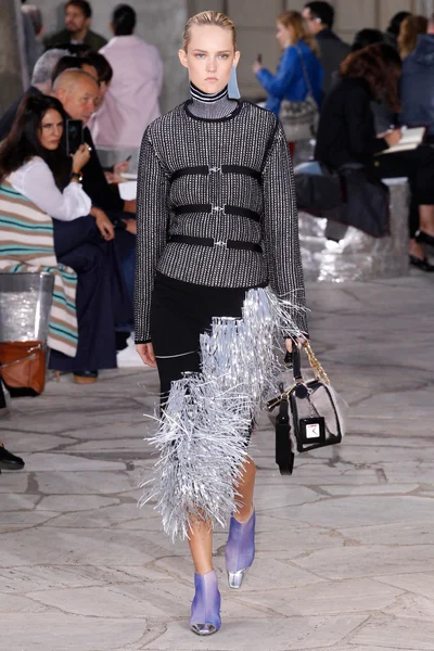 Look 15